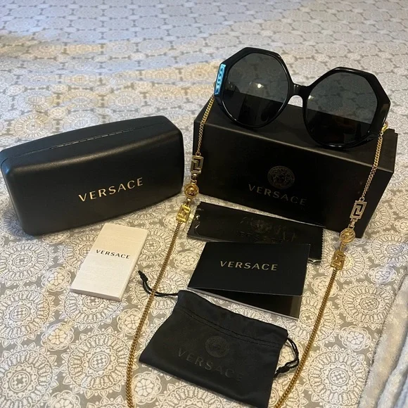 💥VERSACE VE 4395 GEOMETRICAL BLACK SUNGLASSES WITH LOGO CHAIN💥 💯% AUTHENTIC‼️ - Picture 2 of 8
